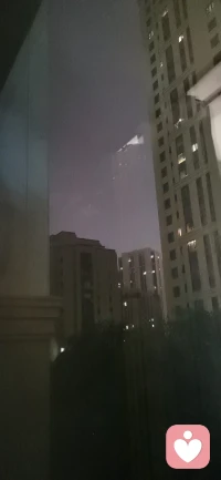 男人和女人在處理事情的思維方式和對事物的感受性上是有一定差別的。女人心情不好的時候喜歡通過傾訴來釋放情緒、舒緩壓力。女人在交流時注重的是表達感受，分享感覺，需要的是共情。而男人交流是以目的結果為導向的，他們更強調事情的結果，處理事情遵循邏輯，因此更注重解決問題。所以當妻子向丈夫傾訴心中不快時，她要的可能僅僅只是關切的目光或一個溫暖的擁抱，或者只是一句安慰的話語，但是當丈夫聽到妻子的不開心時，他想到的是如何避免再一次出現這樣的錯誤，他想的是解決問題，所以馬上給出了建議。但是在情緒不好的妻子聽來，卻感覺受到了指責。于是，誤解便很容易導致爭吵。配圖