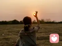 你以為你是在門上的鎖
可是呢
你卻是打開門的鑰匙
糟糕的是你想成為別人
你看不見自己的臉
自己的面容
沒有人的容顏比你更加的美麗
宇宙中的一切都在你體內(nèi)
向內(nèi)尋求一切的答案吧
祝福你我親愛的朋友配圖