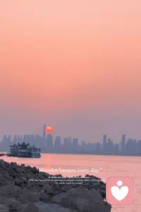 有人說：離別是世界上第二浪漫的事情，因為從此離別之后，每一次相遇都是重逢，而重逢，是世界上第一浪漫的事情。配圖