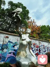 人们对关系的需求远甚于本能满足。换言之，婴儿其实更加渴求母亲的抚育，及伴随而来的温暖和依恋，而非仅仅满足于获取乳汁。配图