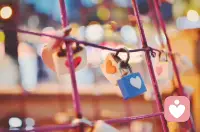 需要和爱的区别：如果你只是需要某人的陪伴，而和他在一起，你就不是真的爱他。因为你关注的，是对方陪伴的功能。从这个角度讲，你所关心的，也只是自己的需要。

这是陪伴的悖论：从长久来看，只有一个人真的爱对方，跟对方建立关系，亲密关系才能真的缓解孤独，陪伴才会真的有效。

可是，如果你只想获得陪伴而不想关心那个人的话，慢慢你就会发现，就算这个人在，也没法缓解你的孤独。

因为陪伴是爱的附属品，同时也因为，在这种物化的形式中，你走不出你自己。配图