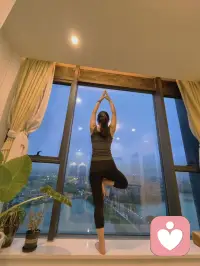 今天是12月10日星期六，農(nóng)歷冬月十七，晚安！沒(méi)有在長(zhǎng)夜痛哭過(guò)的人，不足以談人生。那些淋著雨也要往前沖的日子，是厚積薄發(fā)，是否極泰來(lái)，是窮途末路、絕處逢生。終有一天，你將舉杯，敬一敬這孤勇前行的歲月，還有那個(gè)含著淚也要繼續(xù)奔跑的自己！配圖