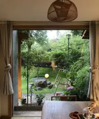 “如果你來看我，我不在，請和我門外的花坐一會吧”配圖