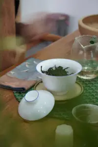 朋友這種關系，最美在于錦上添花；最可貴，貴在雪中送炭；朋友中的極品，便如好茶，淡而不澀，清香但不撲鼻，緩緩飄來，似水長流…配圖