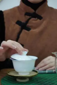 朋友這種關系，最美在于錦上添花；最可貴，貴在雪中送炭；朋友中的極品，便如好茶，淡而不澀，清香但不撲鼻，緩緩飄來，似水長流…配圖