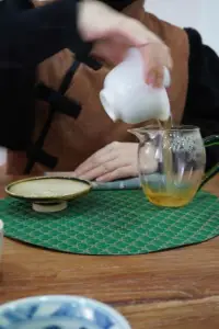 朋友這種關系，最美在于錦上添花；最可貴，貴在雪中送炭；朋友中的極品，便如好茶，淡而不澀，清香但不撲鼻，緩緩飄來，似水長流…配圖