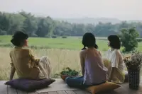 春在，樹在，山在，大地在，歲月在，我在。
大自然帶給我們的生生不息的力量，也去感知內心在動蕩里不斷生發那份穩定。
用看見、承認、允許賦能我們的生活。
嗯，生活繼續，我們都在。配圖