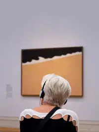 你站在橋上看風景,看風景的人在樓上看你。配圖