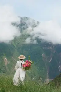 我的朋友，
對于生命，
你和我將永遠是陌生的，
我們彼此也永遠是陌生的，
我們每個人對自己也會是陌生的，
直到有一天，
你說，我聽，我把你的聲音當做我的聲音，當我站在你的面前時，自以為我是站在鏡子前。
———紀伯倫《沙與沫》配圖