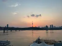 人世間最美好的關系，就是不如江湖兩相忘。電影《深海》最后的最后，馭風而來的南河在給予參宿一聲應允之后，事了拂衣去，從此以后，他們的關系就是不如江湖兩相忘。人是會死的，這是這個世界上最確定的事情。人與人之間的關系也會在一些時候死掉，因為人是最善變的。所以，人世間最美好的關系，并不僅僅是給予、照顧、陪伴、托舉等等依戀的能力，更是在完成內化、成長、超越和升華之后，可以從容地分離。配圖