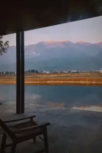 人生這艘小船，有人上船，就有人下船，最終還是會孤身前往生命的終點，有一些痛苦卻是我們無法直面的，也許心理咨詢的意義就是人與人之間的交互，當(dāng)我們看到附近小船上的探照燈，并與之交匯，那些微弱閃爍的光芒，會讓我們獲得極大的慰籍，我相信，最后是你找到了自己生命當(dāng)中的光，我愿意先借你點，也愿意在這個過程中陪你一起忍受黑暗，直到你找到出口為止。也許，你會期待我有一個魔法棒，幫助你一下解決現(xiàn)實里的困擾，可惜最終你會發(fā)現(xiàn)我并沒有，而心理咨詢的過程恰恰是幫助你增長心理能力，讓你自己擁有這個魔法可以去應(yīng)對現(xiàn)實里的困難。配圖