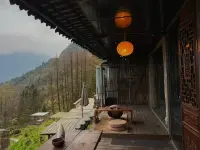 陪伴是保持靜止，
而非急著向前行；
是發現沉默的奧妙，
而非用語言填滿每一個痛苦的片刻；
是用心傾聽，
而非用腦分析；
是見證他人的掙扎歷程，
而非指導他們脫離掙扎;
是出席他人的痛苦，
而非加強秩序與邏輯；
是與另一個人一起進入心靈深處探險，
而非肩負走出幽谷的責任。
——《陪伴》愛倫·沃福特配圖