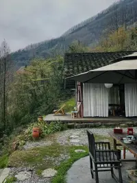 陪伴是保持靜止，
而非急著向前行；
是發現沉默的奧妙，
而非用語言填滿每一個痛苦的片刻；
是用心傾聽，
而非用腦分析；
是見證他人的掙扎歷程，
而非指導他們脫離掙扎;
是出席他人的痛苦，
而非加強秩序與邏輯；
是與另一個人一起進入心靈深處探險，
而非肩負走出幽谷的責任。
——《陪伴》愛倫·沃福特配圖