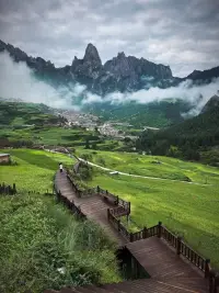 愛自己，不是只有自己，還要和愛的人和事建立深度關系。
最好的狀態是：一邊愛自己，一邊愛世界。配圖