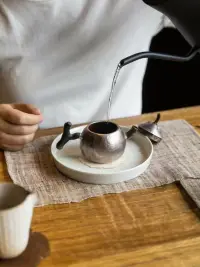 眼淚流淌過的地方就是能感受幸福的地方；釋放過悲傷之后才會感受到自己的快樂有多難得。配圖