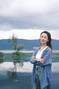 愛自己之：盡情感知世界帶給你美好的一面

世界上沒有任何事物是永恒存在的，包括生命，越是美好的越容易逝去，但瞬間就是永恒??！我們活的是每一個瞬間，當你回顧一生的時候，是用你一個個美好的瞬間構成的，不要去糾結對錯。所有的情感都有他美好的一面，只需要記住那個美好的一面，在那一瞬間構成了你整個生命的真諦，就是盡情的去感知這個世界帶給你的美好，在電影《用你的名字呼喚我》中有一段臺詞：在愛情里你不要害怕受傷，盡情的愛、盡情的受傷，不要害怕，因為有一天你會老到皮肉殘破、皺巴巴的都沒有人愿意靠近你，所以在你還年輕、還漂亮的時候，在你還有性張力的時候，盡情的去愛，盡情的去感知這個世界帶給你的美好，那么當你離開的時候，你也可以說：此生無憾！配圖