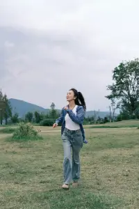 愛自己之：盡情感知世界帶給你美好的一面

世界上沒有任何事物是永恒存在的，包括生命，越是美好的越容易逝去，但瞬間就是永恒??！我們活的是每一個瞬間，當你回顧一生的時候，是用你一個個美好的瞬間構成的，不要去糾結對錯。所有的情感都有他美好的一面，只需要記住那個美好的一面，在那一瞬間構成了你整個生命的真諦，就是盡情的去感知這個世界帶給你的美好，在電影《用你的名字呼喚我》中有一段臺詞：在愛情里你不要害怕受傷，盡情的愛、盡情的受傷，不要害怕，因為有一天你會老到皮肉殘破、皺巴巴的都沒有人愿意靠近你，所以在你還年輕、還漂亮的時候，在你還有性張力的時候，盡情的去愛，盡情的去感知這個世界帶給你的美好，那么當你離開的時候，你也可以說：此生無憾！配圖