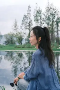 愛自己之：盡情感知世界帶給你美好的一面

世界上沒有任何事物是永恒存在的，包括生命，越是美好的越容易逝去，但瞬間就是永恒??！我們活的是每一個瞬間，當你回顧一生的時候，是用你一個個美好的瞬間構成的，不要去糾結對錯。所有的情感都有他美好的一面，只需要記住那個美好的一面，在那一瞬間構成了你整個生命的真諦，就是盡情的去感知這個世界帶給你的美好，在電影《用你的名字呼喚我》中有一段臺詞：在愛情里你不要害怕受傷，盡情的愛、盡情的受傷，不要害怕，因為有一天你會老到皮肉殘破、皺巴巴的都沒有人愿意靠近你，所以在你還年輕、還漂亮的時候，在你還有性張力的時候，盡情的去愛，盡情的去感知這個世界帶給你的美好，那么當你離開的時候，你也可以說：此生無憾！配圖