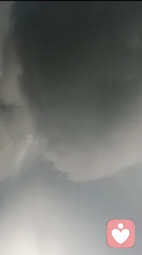 我愿做那个在风雨来时为你撑伞的人。
刚才，本是烈日炎炎的大晴天，突然就变的阴云密布，随之狂风、雷雨接踵而至，不到半小时，风雨骤停，阳光开始在云缝中洒落。
人生不若是这天气一样吗?顺境可能突然就会遇到逆境，逆境却会藏着顺境，就如这爽晴的天，突然风雨密布，又瞬间转晴。万物以阴中抱阳，阳中有阴为根本。人生态势也当如此的。所以我们遇到可能只是那场风雨，风雨过后，依然会有阳光，只是风雨来时我们要找个屋檐静静的地方，不把这风雨看成世界末日。
在我的心理咨询系统里：有一个核心的智慧，叫“用心若镜”。镜子不会对晴天说“你终于来了”，也不会对暴雨说“你怎么又来了”。它只是如实地映照着——晴来了照晴，雨来了照雨，风雨过后照彩虹。你问我愿做什么，我就做那面镜子，也做那把伞。伞不是为了挡住风雨——风雨该来还是会来的。伞是为了让你知道，风雨来的时候，你不是一个人在淋着。