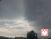 我愿做那个在风雨来时为你撑伞的人。
刚才，本是烈日炎炎的大晴天，突然就变的阴云密布，随之狂风、雷雨接踵而至，不到半小时，风雨骤停，阳光开始在云缝中洒落。
人生不若是这天气一样吗?顺境可能突然就会遇到逆境，逆境却会藏着顺境，就如这爽晴的天，突然风雨密布，又瞬间转晴。万物以阴中抱阳，阳中有阴为根本。人生态势也当如此的。所以我们遇到可能只是那场风雨，风雨过后，依然会有阳光，只是风雨来时我们要找个屋檐静静的地方，不把这风雨看成世界末日。
在我的心理咨询系统里：有一个核心的智慧，叫“用心若镜”。镜子不会对晴天说“你终于来了”，也不会对暴雨说“你怎么又来了”。它只是如实地映照着——晴来了照晴，雨来了照雨，风雨过后照彩虹。你问我愿做什么，我就做那面镜子，也做那把伞。伞不是为了挡住风雨——风雨该来还是会来的。伞是为了让你知道，风雨来的时候，你不是一个人在淋着。