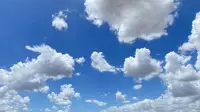 感受當下的幸福第5天出門可以緩解壓力最近，你會感到沮喪嗎？或是害怕、煩惱、生氣、不知所措……？在過去的幾個月中，我們大多數人都經歷了這些情緒，而且經歷的次數可能比以往還要多。把這些情緒帶到戶外吧，無論是步行、溜冰、鏟雪還是其他任何活動，都能幫你釋放身心的雙重壓力。前幾天，我一個人盡興地玩了一把越野滑雪。每次將雪杖刺入冰雪、向前推進的時候，我都會覺得疫情帶來的沮喪感好像一點點被拋在了身后。擺脫沮喪的感覺真的很好。這也讓我感到驚訝：自己內心居然隱藏著這么多悲觀情緒！當然，并不是每個人都有條件進行滑雪這樣的冬季運動，但即使是快步走也足以起到調節情緒的作用。配圖