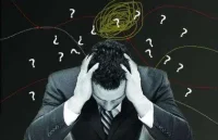 在崩潰中前行

最近你經(jīng)常emo么？

我有幾句話想分享給大家

其實折磨你的從來都不是什么人或者事，而是你自己的心存幻想，不要太害怕失去，因為能失去的，他根本就不屬于你，也不要太害怕傷害，因為能傷到你的，其實都是你的劫數(shù)。

比如你每天通過各種渠道去窺探他的近況，他的動態(tài)，他最近認(rèn)識的什么人，你偷窺來偷窺去，其實呢，你偷窺的根本不是他的近況，而是你自己的不甘心，折磨你的不甘心。

心可以碎，但你不要忘記你腳下的路，不要動不動就emo，雖然情緒無法控制，但在崩潰中繼續(xù)前行，才是一個成年人該有的素養(yǎng)。配圖