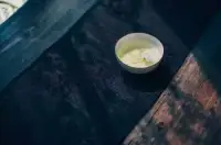共情具有體驗自我的功能，而直覺似乎更具觀察自我的功能。這兩種現象可以互為因果，也可以交互融合。共情具有更高的情感要求，需要情感的卷入，同時自我功能和客體關系方面需相對成熟，要具有控制和逆轉退行的能力。這一點在某種程度上與藝術家的創作體驗相類似。而直覺對情感的要求相對較少，直覺是對事物逆向的推測，是從結果推斷原因，是瑣碎的信息聚集到一定程度時產生的頓悟，其本質是一個思維過程。配圖
