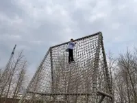 人生不要把焦點放在傷害和風險上，要放在自我成長上，小鳥敢站在樹枝上，不是因為樹枝有多強，而是因為小鳥有翅膀，哪怕這個樹枝斷掉了，我依然可以飛起來。所以不要談風險，而是談自己抗風險的能力。配圖