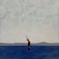 我們感知世界是通過2個維度：思維和感受。
 
容易焦慮的人，是思維太強，想的太多，感受的太少。
 
想要緩解焦慮，則要做出調整：減少思維的評判，關注感受。
 
關于這一點，生活中最常見的典型，就是大人與小孩。
 
大人普遍重思維，容易陷入對未來的擔憂，而孩子重感受，習慣活在當下。
 
比如下雨天，路邊有個水坑。
 
孩子看到會好奇，想去踩，去玩水，會從中感到快樂，忘記了煩惱。
 
但大人會去想，這水很臟，回去還要清理，很麻煩，看到自家孩子在玩，不但不覺得快樂，還覺得煩躁。
 
你會發現，思維會關注好壞對錯，會憂慮未來，但感受不會，感受只在當下。
 
所以，思維像是一條只有兩個方向的軌道，而感受，則像是無邊無際的曠野。配圖