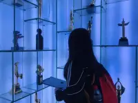 沒有了愛的語言，
所有的知識都是驕傲的，
所有的文字都是乏味的，
所有的品格都是缺陷的，
所有的道德都是虛假的，
所有的希望都是暗淡的。

一個負能量的人，
除了影響你的情緒，
還會拉低你的身段。
一個正能量的人，
從不埋怨生活，
自帶各種光芒，
還會不斷地鼓勵別人，
使你變得更優秀自信。

你的人生，
既然是你自己做主，
那么就由你自己負責。
消極的態度和積極的思想,
往往就是你與別人之間最遠的距離。

正能量的人，往往沒空負能量。配圖