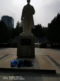 昨天一位有一半中國血統的加拿大籍友人來跟我打招呼，這在平臺上還是首次遇到，感覺挺有意思。提起加拿大，可能在很多國人的心里，印象最深的就是著名的國際主義戰士白求恩大夫，我曾經親自去他的墓前憑吊過，當時正值夏天，但他的墓前還是擺放著好幾束鮮花，看花的新鮮度應該是當天有人來敬獻的，白求恩大夫都逝世八十多年了，但至今還是有很多國人以實際行動來緬懷他敬仰他，這就是白求恩大夫偉大人格魅力的所在。配圖
