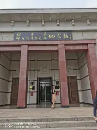 昨天一位有一半中國血統的加拿大籍友人來跟我打招呼，這在平臺上還是首次遇到，感覺挺有意思。提起加拿大，可能在很多國人的心里，印象最深的就是著名的國際主義戰士白求恩大夫，我曾經親自去他的墓前憑吊過，當時正值夏天，但他的墓前還是擺放著好幾束鮮花，看花的新鮮度應該是當天有人來敬獻的，白求恩大夫都逝世八十多年了，但至今還是有很多國人以實際行動來緬懷他敬仰他，這就是白求恩大夫偉大人格魅力的所在。配圖