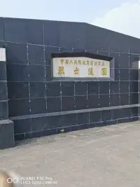 昨天一位有一半中國血統的加拿大籍友人來跟我打招呼，這在平臺上還是首次遇到，感覺挺有意思。提起加拿大，可能在很多國人的心里，印象最深的就是著名的國際主義戰士白求恩大夫，我曾經親自去他的墓前憑吊過，當時正值夏天，但他的墓前還是擺放著好幾束鮮花，看花的新鮮度應該是當天有人來敬獻的，白求恩大夫都逝世八十多年了，但至今還是有很多國人以實際行動來緬懷他敬仰他，這就是白求恩大夫偉大人格魅力的所在。配圖