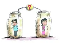 應對家庭“冷暴力”的七種方式：

1、平靜

如果你發現你的配偶開始出現冷暴力傾向，在任何時候都千萬不要大吵大鬧，那樣會適得其反，你一定要保持冷靜，這樣才能有足夠的心情來分析你們之間的矛盾所在。

2、分析

你需要一支筆和一張紙，把你們生活中有可能激發對方冷暴力的問題一一列出，哪怕是最小的可能也不放過，然后再把跟你無關的因素也列出來，同時再把你的配偶的性格特點也寫出來，看看是什么原因刺激他（她）對你實施冷暴力的。

3、交談

當你準備好平靜的心情和分析好所有的原因后，你就應該主動提出談話。談話要在沒有第三者的場合下，要開誠布公，把一切有可能的問題都擺在桌面上；你需要的是對方對你同樣的開誠布公，如果僅僅是家庭內部矛盾或源于你的矛盾，這種談話氣氛有90%以上解決問題的可能。如果是你配偶本身的問題，像有外遇什么的，這樣也能有助于讓你了解事情的真相，或者說，至少讓你明明白白地知道自己所受的委屈和失敗是因為什么。

4、主動

是和是散，在你進行分析的時候就應該有個決定了，當你們談話之后，你就更應該知道怎么選擇。從心理感受來講，你主動做出的選擇要比你被動接受的選擇要好很多，尤其是由于對方造成的問題，你主動原諒會表現你的大度，你主動分手會比對方有更好的回旋余地。

5、說服

感情的喪失使說服工作變得異常艱難，用過去的愛情、用家庭、用父母、用孩子甚至用財產和名譽都不可能打動去意已決的對方，你唯一的選擇就是反客為主，用體貼的形式做出幫助對方的姿態，從幫助對方策劃與新人的交往、到幫助對方設計他(她)未來的生活。

6、暫別

要是你們之間僅僅是處在一個較長時間的“冷戰”階段的話，暫時的出差將是一個非常好的辦法，但要記住，分開的時間別超過一個月，你回到家后，也千萬別分居，那樣就什么都說不清也繼續不下去了！

7、寫信

對付冷戰的又一個選擇，就是信來信往。每個人的生活習慣、思維意識和觀念想法各具個性，只有通過寫信這種最傳統而又最溫和的方式，向對方伸出橄欖枝，使彼此主動伸出友好的手能夠避免冷水或火藥的傷害。配圖