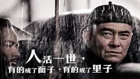 一个人太在乎面子，往往会错过让自己动心的人和事，甚至错过人生新的风景。

一般来说，死要面子的人，都有以下这几个特征：

1、自尊心强
 
死要面子的人，一般自尊心都比较强。他们往往活在别人的评价里，别人一夸他能开心好久，别人一骂他能难受好久。他们很怕被人说，很怕被人喷。这样的人不仅容易被他人所左右情绪，还会因为别人的评论而左右了自己的人生。所谓的面子，对于渴望成功的人来说，过度强调自尊其实是绊脚石。

法国作家尤瑟纳尔说过：“世界上最肮脏的，莫过于自尊心。”因为有了自尊心，一个人的脆弱、自卑、敏感和无用，都有了最好的借口和掩护。其实，比起内心的丰盈和富足，外界的评论和眼光又算什么。

2、心眼较小

“小心眼”是人类的劣根性，见不得别人好，不容易接纳异己的存在，而且喜欢跟人计较，所以被讥讽为“小心眼”。

一般来说，死要面子的人都比较小心眼。因为过度在乎面子，所以容不得别人指出缺点，一旦他人说了自己不好的话，就会表现出不满；

因为过度在乎面子，所以习惯性占便宜，但凡吃一点亏都会纠结个没完没了；

因为过度在乎面子，所以包容性不是那么强，很难做到尊重和体谅他人。

古往今来，成大事者，必胸必宽广。一个人心胸宽广，能够为身边的人设身处地考虑，才会拥有不错的人脉关系，才会在人生这条路上走得越来越远，越来越稳。配图