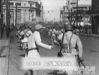 74年前的今天，即1949年5月27日，上海解放了，這座曾經是西方一些冒險家的樂園，被稱為十里洋場的城市，回到了人民的懷抱；影視作品《霓虹燈下的哨兵》《上海的早晨》正是展現了這段難忘的歲月；74年的光陰，靜靜的流淌，上海這座城市發生了翻天覆地的變化，人民的生活得到了史無前例巨大的改善。上海戰役中，一共犧牲了7785位革命烈士，犧牲者中，年齡最大的62歲，最小的16歲；解放軍指戰員7613名，地方志士100名，隨軍支前干部和民工72名。革命烈士以自己的鮮血和生命換來了上海的新生，我們要永遠銘記他們的英雄業績，深切緬懷所有為解放上海犧牲的先烈！配圖