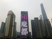 74年前的今天，即1949年5月27日，上海解放了，這座曾經是西方一些冒險家的樂園，被稱為十里洋場的城市，回到了人民的懷抱；影視作品《霓虹燈下的哨兵》《上海的早晨》正是展現了這段難忘的歲月；74年的光陰，靜靜的流淌，上海這座城市發生了翻天覆地的變化，人民的生活得到了史無前例巨大的改善。上海戰役中，一共犧牲了7785位革命烈士，犧牲者中，年齡最大的62歲，最小的16歲；解放軍指戰員7613名，地方志士100名，隨軍支前干部和民工72名。革命烈士以自己的鮮血和生命換來了上海的新生，我們要永遠銘記他們的英雄業績，深切緬懷所有為解放上海犧牲的先烈！配圖