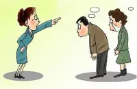 指責型人格：跟誰在一起，就是誰的災難


利刀割肉傷易愈，惡語傷人恨不消。

心理學家曾做過一項實驗。

他們利用大腦掃描儀搜集了人們在聽到不同詞句時，大腦活動產(chǎn)生的核磁共振圖像，并且分析他們腦內(nèi)的神經(jīng)變化。
結(jié)果發(fā)現(xiàn)，當“你好笨”“你真差勁”等指責型詞句出現(xiàn)時，會刺激大腦釋放大量的皮質(zhì)醇。
皮質(zhì)醇是人體在面臨壓力時分泌的一種激素。
這種激素會導致人的記憶力下降、抑郁、體重增加等一系列問題，還會損害人的邏輯推理、語言處理、情緒表達等能力，對健康危害極大。
所以說，和“指責型人格”的人在一起，簡直就是一場災難。

指責型人格又被分成三類：刺猬型人格、負能量型人格和碎嘴型人格。

1、刺猬型人格：喜歡挑刺，看誰都不順眼。

2、負能量型人格：習慣逃避責任，把錯誤歸咎于外因。

心理學家武志紅分享過一個案例。

有一個女孩替自己的父親來做心理咨詢。
她父親但凡做錯事，永遠都在怪罪別人，要么是怪她，要么是她母親。
比如有一次父親飯菜做得不好吃，卻責怪幫廚的她：誰讓你在這兒礙手礙腳的，害我連飯都做不好。
再比如，因為暴風天氣的緣故，家里落滿了灰塵，他指責妻子早晨出門沒有緊閉門窗，可明明他才是最后離開家的人。
女孩的父親，就是典型的負能量型人格。

這類人有個共同特點，遇事習慣逃避責任，喜歡將所有的錯都歸咎于外因。
工作不滿意，指責客戶太挑剔；人際關系不和諧，抱怨對方太難相處；生活不如意，埋怨愛人不體貼……
出了事情，他們喜歡從別人身上找原因。

心理學上有個著名的“受害者心態(tài)”：
一個人會把自己不幸福、不成功的責任都推到外界身上，將自己包裝成一個十足的“受害者”。
和這樣的人在一起，你要隨時做好被甩鍋的準備。

作家周沖說，受害者心態(tài)的人就是苦毒的化身，讓身邊的人壓抑地透不過氣來。
在這樣的人的影響下，一個人就會陷入糾結(jié)、憋屈和痛苦的情緒中。
負能量在心中積攢越多，不知不覺中就會變得悲觀厭世，喪失前行的動力。

3、碎嘴型人格：刀子嘴，比刀子更傷人。

《非暴力溝通》中寫道，也許我們并不認為自己的談話方式是暴力的，但語言確實常常能引發(fā)自己和他人的痛苦。
語言暴力就像一把利刃，會刺傷對方的心，留下一個鮮血淋漓的洞。

看過這樣一句話：言語上的虐待，無異于靈魂上的謀殺。
那些口無遮攔、尖酸刻薄的人，會把你傷得體無完膚。
遇到這樣的人，遠離他、繞著走。

? ?：以上摘自網(wǎng)絡 ?配圖
