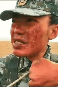 ?致敬中國的邊防軍人！祖國最可愛的人！?

即使手磨破，臉凍僵，脫幾層皮，失去雙眼，流血犧牲，也絕不喊苦喊累！

有這樣的一群可愛的、敬愛的人替我們守衛(wèi)邊疆，我們放心了！

很多18歲的小伙子，去了邊防檢查站，一去就是幾十年，高寒缺氧，嚴寒酷暑，風雪冰霜，沒有一次退縮。

因為他們心中裝著偉大的祖國！心中裝著14億中國人民！

守衛(wèi)祖國的每一寸領(lǐng)土，是他們光榮的使命和責任。

中國沒有一寸領(lǐng)土是多余的，中國沒有一寸領(lǐng)土可以割讓。配圖