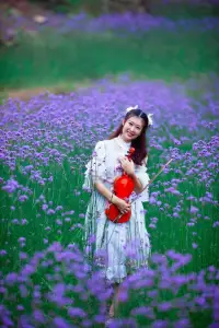?來源于人民日報官方賬號的美文?

看過這樣一段話：“無論人生上到哪一層臺階，階下有人在仰望你，階上亦有人在俯視你。你抬頭自卑，低頭自得，唯有平視，才能看見真實的自己。”

新的一年，愿你接納真實的自己，不自卑，不自傲；愿你踏踏實實努力、認認真真生活，愛你所愛，無怨無悔。

到了人生的某個階段，你會慢慢明白，沒有人可以一直讓你依賴，你自己才是自己避風躲雨的屋檐。很多時候，越是難熬越是要自己扛過去。有些黑暗，只能獨自穿行，能穿越苦難也就獲得了成長。

新的一年，不負自己，要美麗，要勇敢，要自信，要愛和被愛。愿你始終懷揣熱情、赤誠善良，愿你背后有陽光、心中亦有芬芳。配圖