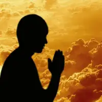 因上努力，果上隨緣”，真的是這樣嗎？

這在因上有兩種情況，一個是努力到位，一個是努力不到位。

努力到位了，你要的結(jié)果是必然出現(xiàn)的，不存在隨緣的情況。比如電視劇《天道》中的丁元英，他在處理王廟村的事情上，事前考慮的就相當(dāng)完備、到位，他要的結(jié)果就成了一個，順?biāo)浦?，必然會出現(xiàn)的結(jié)果。

你努力不到位，那么果上也有兩個方向，一個是出現(xiàn)了你要的結(jié)果，一個是沒有出現(xiàn)你要的結(jié)果。

出現(xiàn)了你要的結(jié)果，因上也有兩個情況，一個是真的碰巧了，一個是有人默默相助。碰巧真的是隨緣，而相助也能算得上是隨緣嗎？

在北方的某省某市，有一個單親媽媽帶著一個瞎眼的女孩，媽媽為了培養(yǎng)女孩的獨立能力，在帶孩子熟悉了幾次去學(xué)校的道路之后，刻意讓孩子自己去上學(xué)。真的讓孩子自己去嗎？其實并沒有，孩子的媽媽會悄悄跟在身后，在孩子遇到困難的時候，會請過路的人上前幫忙，讓孩子感受到這個世界的溫暖，同時，建立起對自己的信心。這里我不想討論媽媽的偉大，而只想說，如果女孩出家門之前的準(zhǔn)備是因，到學(xué)校是果，那么因上的準(zhǔn)備顯然無法完備到位，這種情況下還能順利到校，和媽媽的相助有明顯的關(guān)系。這件事在媽媽，是因上完備結(jié)果到位的，而在女兒，結(jié)果卻不是隨緣出現(xiàn)的。

此外，沒有出現(xiàn)你要的結(jié)果，果上你會有兩個反應(yīng)，一個是接受，一個是不接受。接受是隨緣，而不接受則不能說是隨緣。

我們絕大多數(shù)人，既然會在因上努力，那打心底里說，果上就是不想隨緣的。因為既然做了，人們都是希望能夠出現(xiàn)自己想要的結(jié)果的。這世上又有多少人真的“只問耕耘”？真的忙活了半天，卻“不問收獲”呢？

所以“因上努力，果上隨緣”，不過是對于求果不得的一種心理安慰的說法而已。

當(dāng)然，這種安慰也是有積極意義的，因為能讓人放下既成事實的失敗，繼續(xù)打起精神，努力前進，讓你能夠永遠保持生命的鮮活狀態(tài)。

當(dāng)然，無論怎樣，經(jīng)營基本法都覺得，大家還是多多在因上，修煉完備到位的能力，最終，讓自己想要的果，成為必然出現(xiàn)的果。

你覺得呢？


來源：網(wǎng)絡(luò)配圖