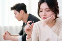 怎么原諒出軌的妻子
　　
1、誠懇道歉

　　女人出軌對男人的殺傷力非常大，在中國古代“奪妻之恨”與“殺父之仇”是相提并論的。所以，女人在做這種事之前一定要慎重考慮，問問自己值得嗎？

　　出軌被發現之后對丈夫誠懇真摯道歉是必須的，在他的面前將出軌對象所有的聯系方式都刪除掉、斷絕一切聯系。將你們之間的問題說清楚，一定要告訴她你心中的真愛是他，當時只是喝醉了等等，你非常非常后悔，希望他能給你機會，切記一定不要和對方爭辯。

　　2、跟老婆好好溝通

　　很多時候都是沒有好好溝通沒有靜下心來了解情況所造成的結果。在老婆出軌后不如找個時間靜下心來好好的跟老婆溝通下，看看老婆出軌的原因，知道老婆對以后的想法。了解這些才能更客觀的去看要不要原諒老婆出出軌。

　　3、動之以情曉之以理

　　如果確定老婆是因為經濟利益的誘惑出軌的話，那么就要動之以情曉之以理，讓老婆明白金錢并不是生活的全部。物質生活的富足確實能給一定的舒適感和輕松感，但給不了家庭的幸福和愛情的快樂。一般努力追求物質的女人，多半是丈夫的薪水不高，因此在這種情況下丈夫要努力工作努力發展，給老婆信心，讓她看到你的潛力。

　　4、不要動輒就打罵不休鬧離婚

　　面對老婆出軌，不要動輒就打罵不休鬧離婚。首先要讓自己平靜下來，然后心平氣和的去看待這件事情，人在沖動的時候做出的決定往往是后悔的開始。因此面對這樣糟糕的情況，一定要問問自己的內心，是自己一時氣憤還是真的恩斷義絕。如果不管自己怎么努力無法接受老婆的出軌的現實，那么就快刀斬亂麻早點結束婚姻，也許是對彼此最好的結果。

　　配圖