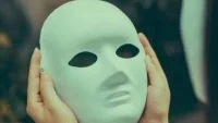 被人揭下面具是一種失敗，自己揭下面具卻是一種勝利。—— 雨果配圖