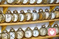 人生就像鐘表，可以回到起點(diǎn)，卻已不是昨天！不管從什么時(shí)候開始，重要的是開始以后不要停止；不管在什么時(shí)候結(jié)束，重要的是結(jié)束以后不要后悔。抱最大的希望，為最大的努力，做最壞的打算。從絕望中尋找希望，人生終將輝煌！配圖