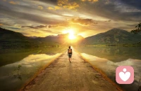 路上總有陰影，但抬頭總能看到陽光。配圖