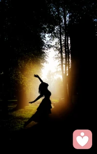 只要我们心里有光，就会感应到世界的七彩；只要我们心里有光，就能与有缘有情的人相互照亮；只要我们心里有光，即使在最阴霾的日子，也会坚持温暖、热切、有生命力的品质。配图