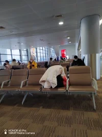 浦東國際機(jī)場真的很大，臨近春節(jié)，旅客也是絡(luò)繹不絕。配圖