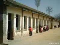 還記得那個蹲在地上打彈珠的你嗎？還有玩泥巴的小女孩？在這時光一去不復返里……更多的是對人的不舍，思念，牽掛，無奈的是物是人非的秋涼配圖