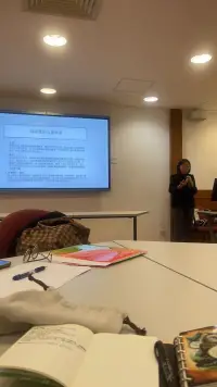 都說心理咨詢師是很孤獨(dú)的職業(yè)，來訪的保密，不能讓你隨意和朋友或同事談笑風(fēng)生討論工作的事情以及工作中棘手的問題，必須專業(yè)的去找督導(dǎo)，只有在學(xué)習(xí)的時(shí)候，感覺到龐大的團(tuán)隊(duì)，每個(gè)人都在努力前行，加油??配圖