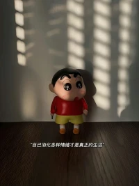 ?

給力心理?1002
取消關注

?

編譯首發

雙相情感障礙（以前稱為躁狂抑郁癥或躁狂抑郁癥）是一種精神疾病，會導致患者的情緒、精力、活動水平和注意力發生異常變化。這些變化會使患者難以完成日常任務。

雙相情感障礙有三種類型。這三種類型都涉及情緒、精力和活動水平的明顯變化。這些情緒范圍從極度“興奮”、興高采烈、易怒或精力充沛的時期（稱為躁狂發作）到非常“沮喪”、悲傷、冷漠或絕望的時期（稱為抑郁發作）。不太??嚴重的躁狂期被稱為輕躁狂發作。

雙相 I 型障礙?的定義是躁狂發作持續至少 7 天（幾乎每天大部分時間）或躁狂癥狀嚴重到需要立即就醫。通常，抑郁癥發作也會發生，通常持續至少 2 周。也可能出現混合特征的抑郁癥發作（同時出現抑郁癥狀和躁狂癥狀）。一年內經歷四次或四次以上的躁狂或抑郁癥發作被稱為“快速循環”。

雙相情感障礙 II 型?的特征是抑郁發作和輕躁狂發作。輕躁狂發作的嚴重程度低于雙相情感障礙 I 型中的躁狂發作。

循環性情感癥?（也稱為循環性情感癥）的定義是反復出現輕躁狂和抑郁癥狀，但這些癥狀的強度不夠或持續時間不夠長，不足以稱為輕躁狂或抑郁發作。

有時，患者可能會出現與上述三個類別不符的躁郁癥癥狀，這被稱為“其他特定和未特定的躁郁癥和相關疾病”。

雙相情感障礙通常在青春期晚期或成年早期被診斷出來。有時，兒童也會出現雙相情感障礙癥狀。盡管癥狀可能隨時間而變化，但雙相情感障礙通常需要終生治療。遵循規定的治療計劃可以幫助患者控制癥狀并改善生活質量。

躁郁癥的體征和癥狀是什么？

患有躁郁癥的人會經歷一段時期情緒異常強烈，睡眠模式和活動水平發生變化，并做出不符合他們性格的行為——通常他們沒有意識到這些行為可能帶來的有害或不良影響。這些不同的時期被稱為情緒發作。情緒發作與患者平常的情緒和行為截然不同。發作期間，癥狀會持續每天的大部分時間。發作也可能持續更長時間，例如幾天或幾周。

躁狂發作的癥狀抑郁癥發作的癥狀感覺非常興奮、亢奮、興高采烈，或極度煩躁或敏感感覺非常沮喪、悲傷或焦慮感覺緊張或不安，比平時更活躍感覺遲鈍或焦躁不安睡眠需求減少入睡困難、起床太早或睡眠過多快速談論很多不同的事情（“思路飛奔”）說話很慢，感覺找不到話要說，或者忘記很多東西思緒萬千難以集中注意力或做出決定感配圖